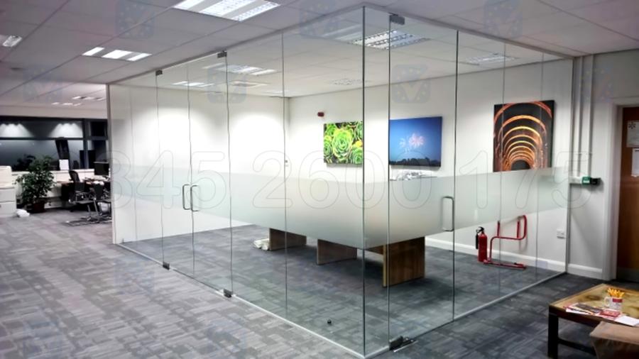 Frameless-Glass-Corner-Office-Partion